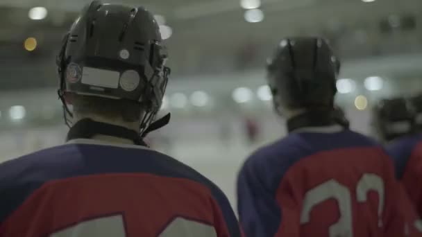 Hockeymatch. Hockeyspelare under spelet — Stockvideo