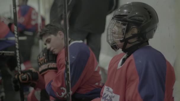 Eishockeyspiel. Hockeyspieler während des Spiels — Stockvideo