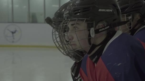 Hockey wedstrijd. Hockeyspelers tijdens het spel — Stockvideo