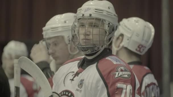 Hockey wedstrijd. Hockeyspelers tijdens het spel — Stockvideo