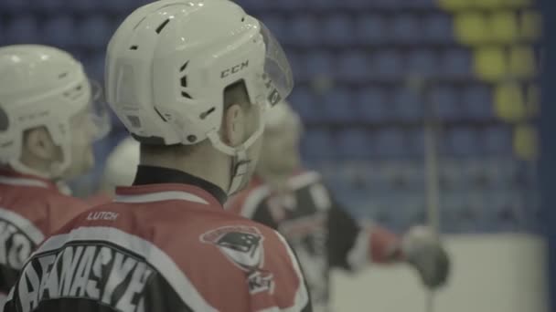 Hockey wedstrijd. Hockeyspelers tijdens het spel — Stockvideo