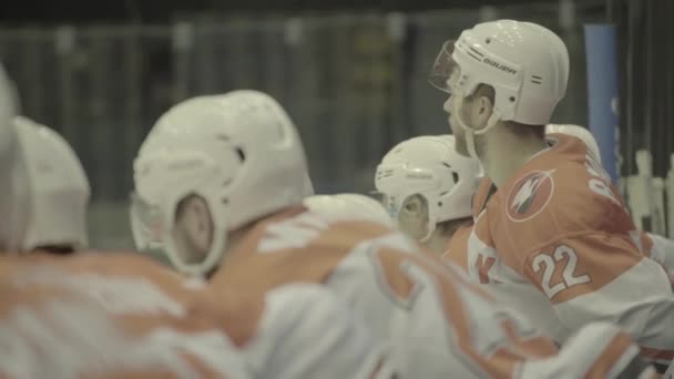 Hockey wedstrijd. Hockeyspelers tijdens het spel — Stockvideo