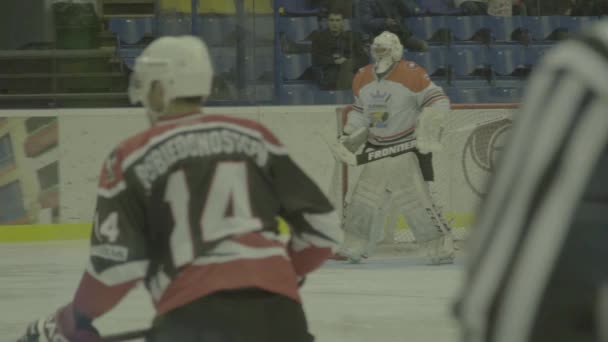Een ijshockeywedstrijd in de ijshal. Langzame beweging. Kiev. Oekraïne — Stockvideo