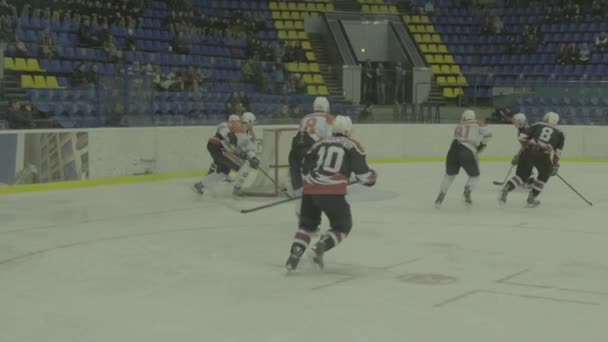 Een ijshockeywedstrijd in de ijshal. Langzame beweging. Kiev. Oekraïne — Stockvideo
