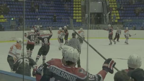 Ishockeykamp i isarenaen. Langsom bevægelse. Kiev. Ukraine – Stock-video