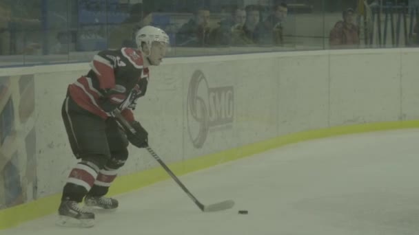 Partita di hockey nell'arena di ghiaccio. Al rallentatore. Kiev. Ucraina — Video Stock