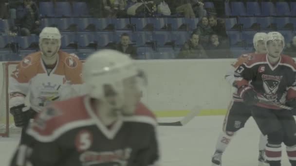 Jogo de hóquei na arena de gelo. Movimento lento. Kiev. Ucrânia — Vídeo de Stock