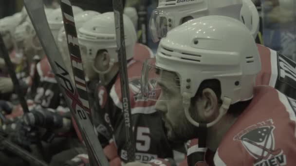 Hockeymatch. Sakta i backarna. Hockeyspelare under spelet — Stockvideo