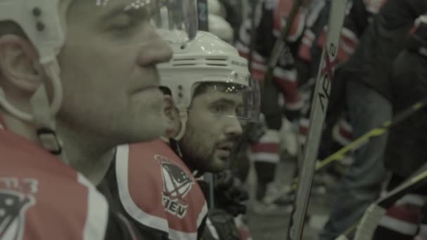 Partita di hockey. Al rallentatore. Giocatori di hockey durante il gioco — Video Stock