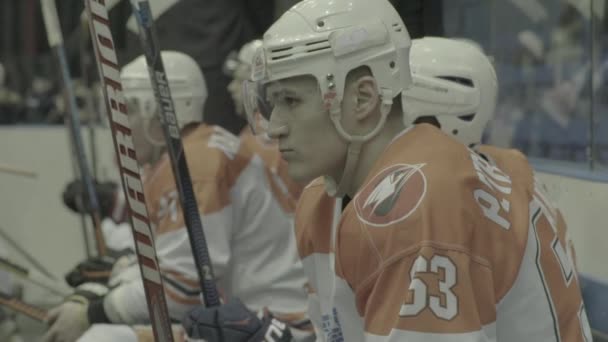 Partido de hockey. En cámara lenta. Jugadores de hockey durante el juego — Vídeo de stock