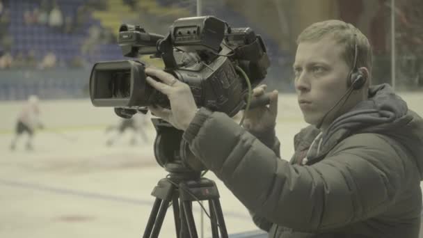 Kameramann mit Kamera bei einem Eishockeyspiel. — Stockvideo