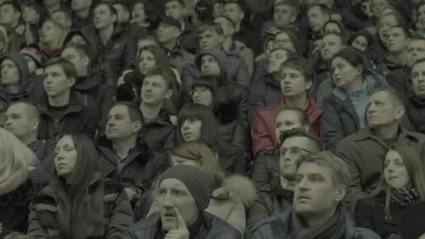 Abanicos durante un partido de hockey. Gente espectadores en la arena de hielo. Kiev. Movimiento lento — Vídeos de Stock