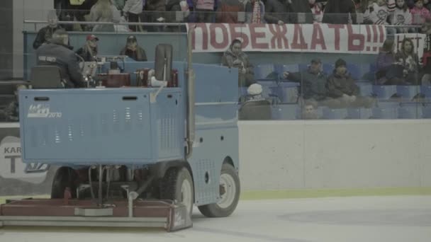 Maszyna śnieżna na arenie asa — Wideo stockowe