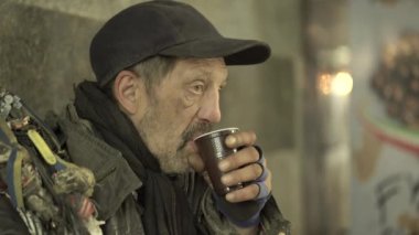 Dilenci evsiz serseri. Yoksulluk. Serserilik. Kyiv. Ukrayna.
