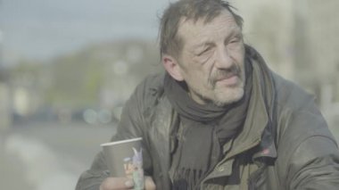 Dilenci evsiz serseri. Yoksulluk. Serserilik. Kyiv. Ukrayna.