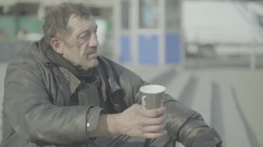 Dilenci evsiz serseri. Yoksulluk. Serserilik. Kyiv. Ukrayna.