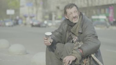 Dilenci evsiz serseri. Yoksulluk. Serserilik. Kyiv. Ukrayna.