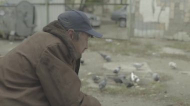 Dilenci evsiz serseri. Yoksulluk. Serserilik. Kyiv. Ukrayna.