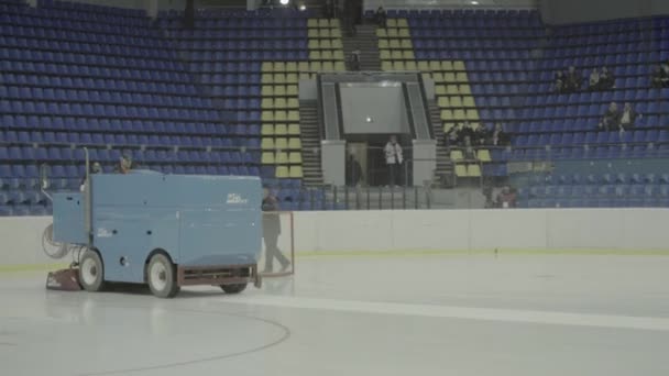 Snö maskin på ess arena — Stockvideo