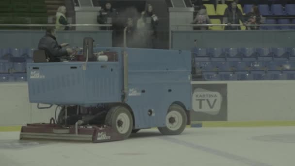 Maszyna śnieżna na arenie asa — Wideo stockowe