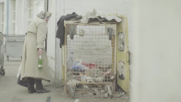 Een dakloze bedelaar. Armoede. Vagrantie. Kiev. Oekraïne. — Stockvideo