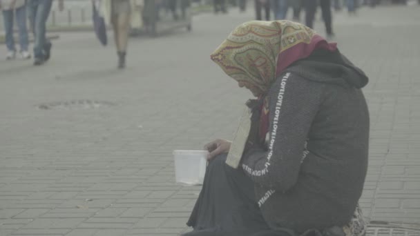 Beggar homeless woman. Poverty. Vagrancy. Kyiv. Ukraine. — Stock Video