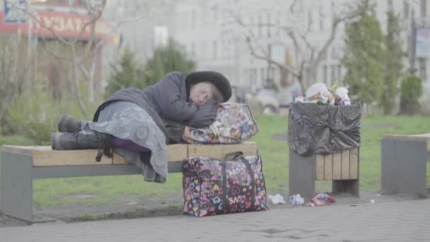 Mujer mendiga sin hogar. Pobreza. Vagancia. Kiev. Ucrania . — Vídeos de Stock