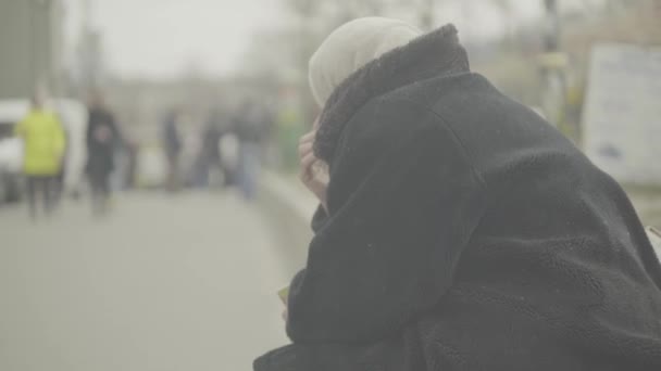 Bettler obdachlos Frau. Armut. Landstreicherei. kyiv. Ukraine. — Stockvideo