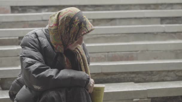 Žebrácká bezdomovkyně. Chudoba. Potulka. Kyjev. Ukrajina. — Stock video