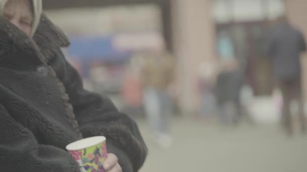 Pengemis wanita tunawisma. Kemiskinan. Kesombongan. Kyiv. Ukraina . — Stok Video