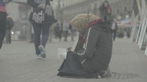 Mujer mendiga sin hogar. Pobreza. Vagancia. Kiev. Ucrania . — Vídeos de Stock