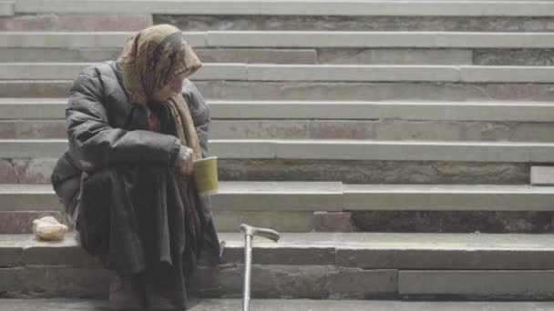 Mujer mendiga sin hogar. Pobreza. Vagancia. Kiev. Ucrania . — Vídeo de stock