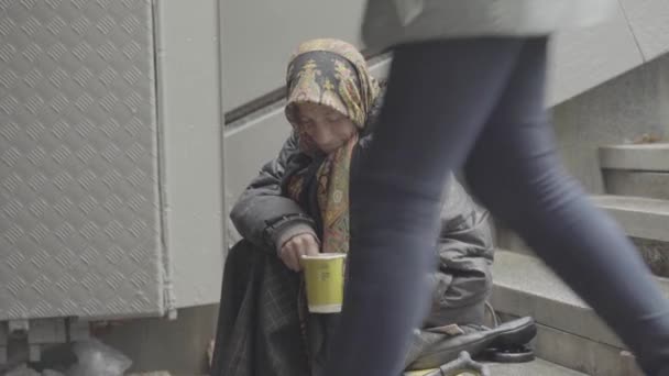 Una senzatetto mendicante. Poverta '. Vagabondaggio. Kiev. Ucraina . — Video Stock