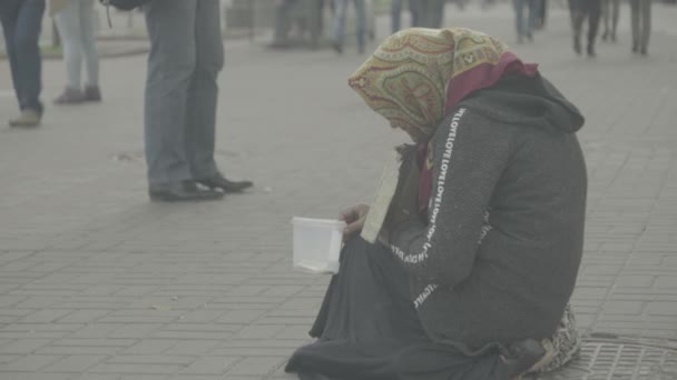 Una senzatetto mendicante. Poverta '. Vagabondaggio. Kiev. Ucraina . — Video Stock