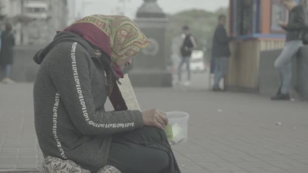 Żebraczka bezdomna. Ubóstwo. Włóczęgostwo. Kijów. Ukraina. — Wideo stockowe