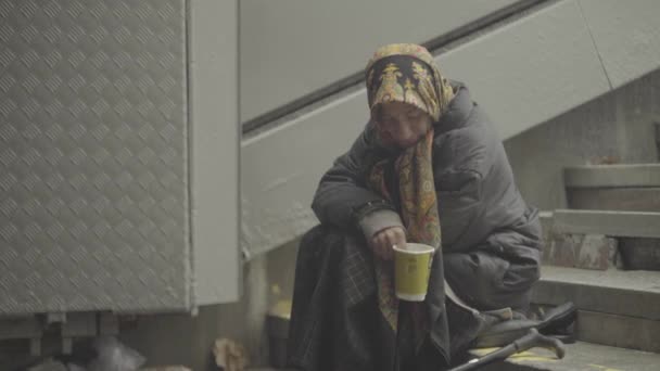 거지같은 노숙 자. 가난. 모호 함. Kyiv. 우크라 이나. — 비디오