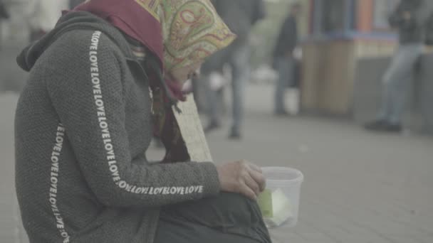 Mendiant une SDF. La pauvreté. Un vagabondage. Kiev. Ukraine . — Video