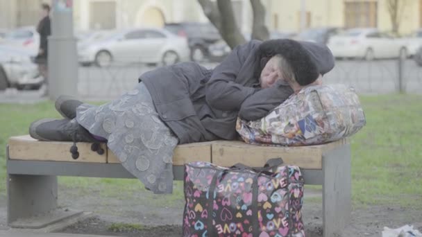 Una senzatetto mendicante. Poverta '. Vagabondaggio. Kiev. Ucraina . — Video Stock