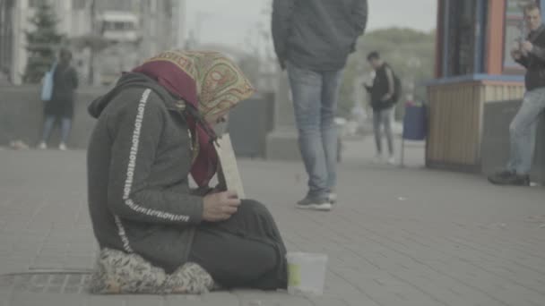 Mulher mendigo sem-abrigo. Pobreza. Vagabundagem. Kiev. Ucrânia . — Vídeo de Stock