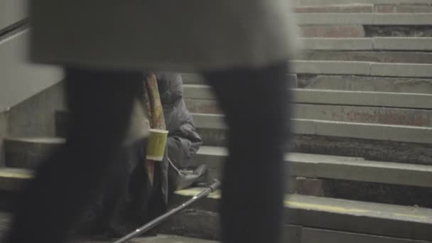 Bettler obdachlos Frau. Armut. Landstreicherei. kyiv. Ukraine. — Stockvideo