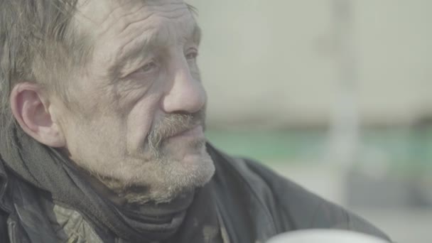 Un barbone senzatetto mendicante. Poverta '. Vagabondaggio. Kiev. Ucraina. — Video Stock