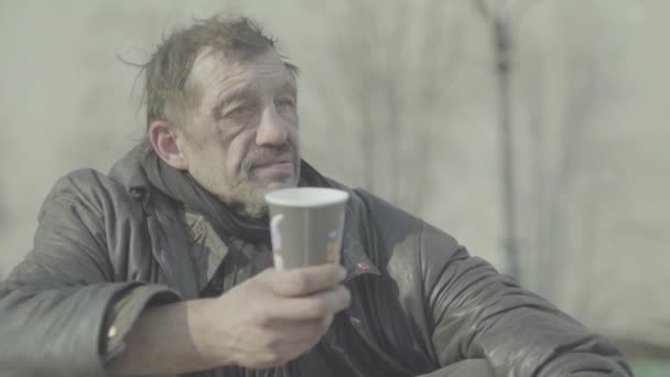 Un barbone senzatetto mendicante. Poverta '. Vagabondaggio. Kiev. Ucraina. — Video Stock