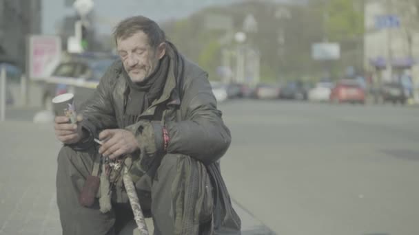 Нищий бездомный бродяга. Бедность. Бродяжничество. Киев. Украина. — стоковое видео