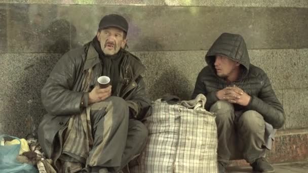 Un barbone senzatetto mendicante. Poverta '. Vagabondaggio. Kiev. Ucraina. — Video Stock