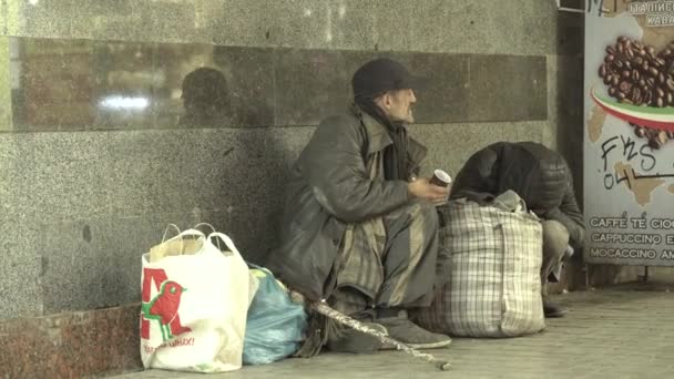 Žebrák bezdomovec tulák. Chudoba. Potulka. Kyjev. Ukrajina. — Stock video