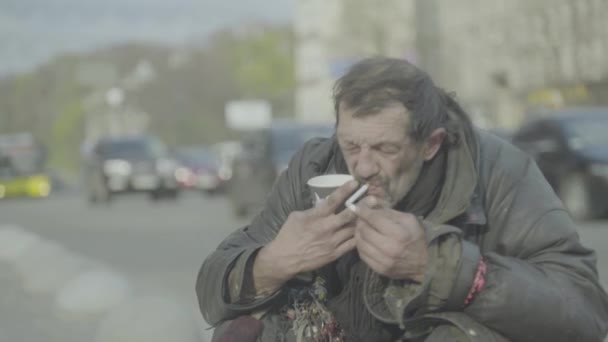 Mendiant clochard de SDF. La pauvreté. Un vagabondage. Kiev. Ukraine. — Video