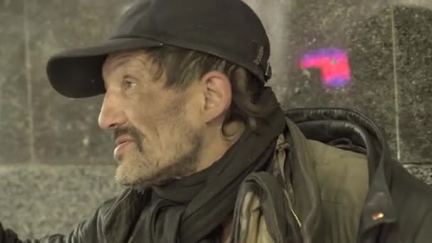 Beggar homeless man tramp. Poverty. Vagrancy. Kyiv. Ukraine. — Stock Video