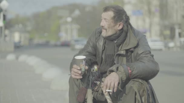 Bettler Obdachloser Landstreicher. Armut. Vagranz. Kiew. Ukraine. — Stockvideo