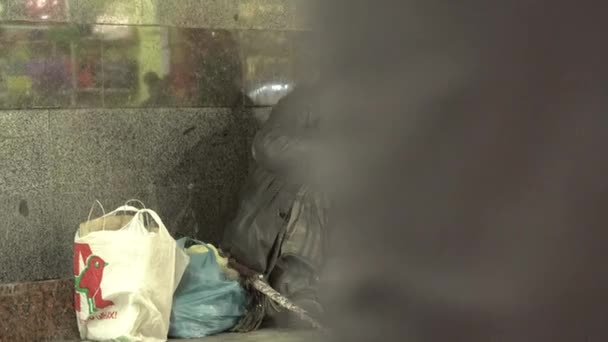 Άστεγος ζητιάνος αλήτης. Φτώχεια. Αλαζονεία. Κίεβο. Ουκρανία. — Αρχείο Βίντεο