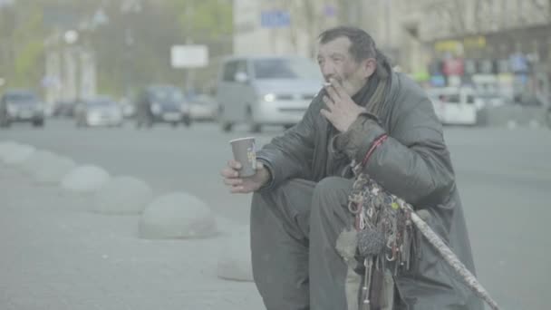 Mendiant clochard de SDF. La pauvreté. Un vagabondage. Kiev. Ukraine. — Video